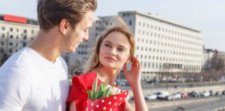 Mann flirtet mit einer schönen Frau im Sommer